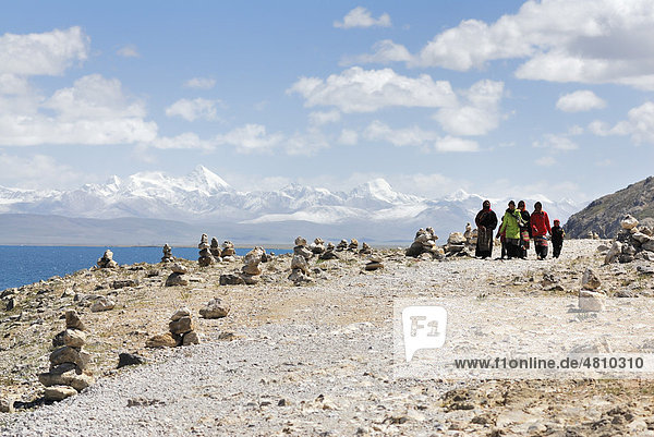 Tibetan pilgrims surrounding of a mountain at Namtso Lake  Heavenly Lake  Tibet  China  Asia