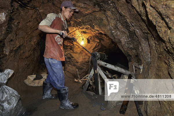 Klein-industrieller Zinn-Abbau  Winde an einem Schacht um Arbeiter in die Mine herbzulassen oder Erz herauszuholen  Provinz Thai Nguyen  Vietnam  Südostasien