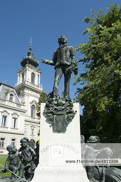 Statue Festetics György und Schloss  Keszthely  Ungarn  Europa
