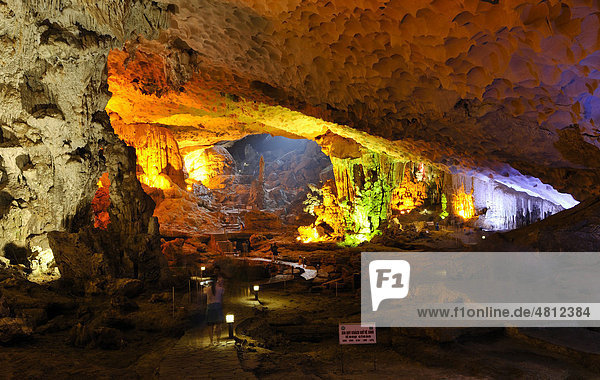 Hang Sung Sot Höhle Surprise Cave Höhle der Ehrfurcht Tropfsteinhöhle in der Halong Bucht Vietnam Südostasien