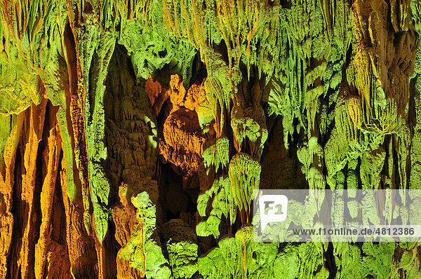 Hang Sung Sot Höhle Surprise Cave Höhle der Ehrfurcht Tropfsteinhöhle in der Halong Bucht Vietnam Südostasien