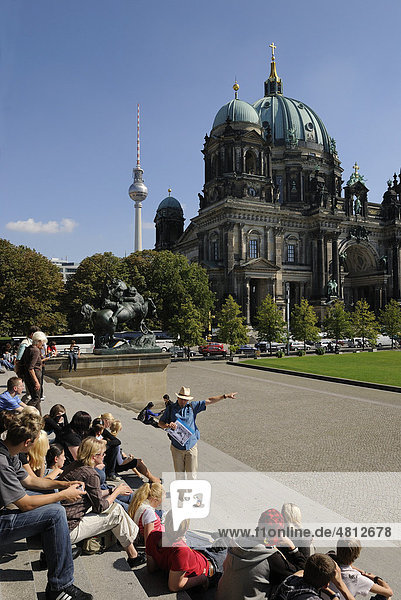 Berliner Dom und Fernsehturm von der Treppe des Alten Museum am Lustgarten mit Reiseführer und Touristengruppe  Berlin Mitte  Berlin  Deutschland  Europa