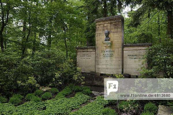 Grabmal von Friedrich Wilhelm Murnau  F. W. Murnau  bürgerlich Friedrich Wilhelm Plumpe  auf dem Südwestkirchhof Stahnsdorf  Stahnsdorf bei Berlin  Brandenburg  Deutschland  Europa