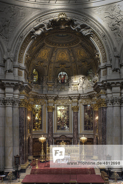 Innenansicht  Blick von der Empore auf Altar  bemalte Kuppel und bemalte Glasfenster  Berliner Dom  Mitte  Berlin  Deutschland  Europa