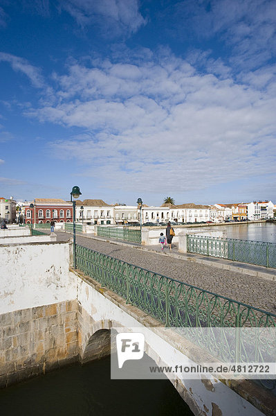 Ponte Romana  romanische Brücke über den Fluss Rio Gilao  Tavira  Algarve  Portugal  Europa