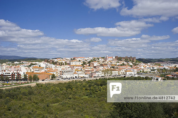 Stadtbild mit Kathedrale SÈ und Castelo  Silves  Algarve  Portugal  Europa