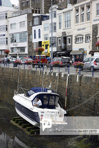 Bei Ebbe liegen Schiffe auf dem Trockenen im Yachthafen  Haupthafen  St. Peter Port  Guernsey  Kanalinseln  Europa