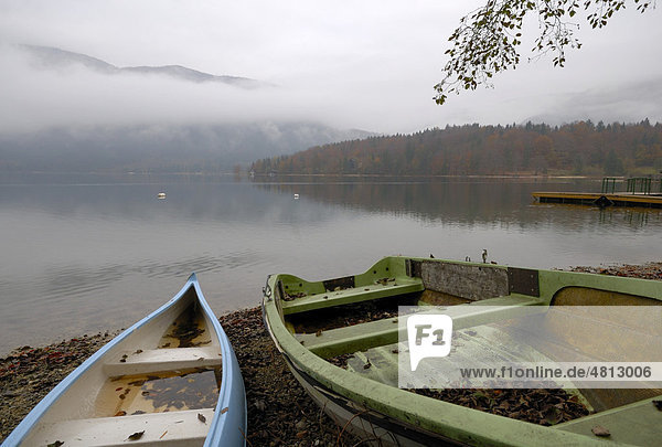 Boote im Herbst am Bohinj See oder Wocheiner See in Slowenien  Europa