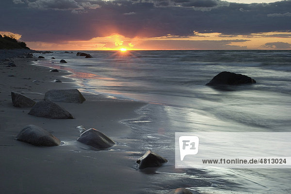 Steine am Nordstrand von Rügen zum Sonnenuntergang  Ostsee  Mecklenburg-Vorpommern  Deutschland  Europa