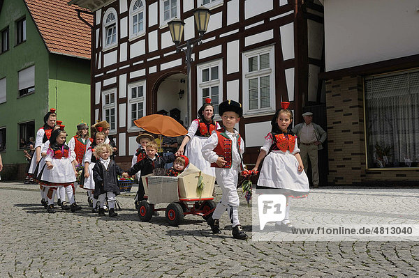 Procession of Schwalm children wearing their traditional costume  Salatkirmes  Salad Fair  Ziegenhain  Schwalmstadt  Schwalm-Eder-Region  Upper Hesse  Hesse  Germany  Europe