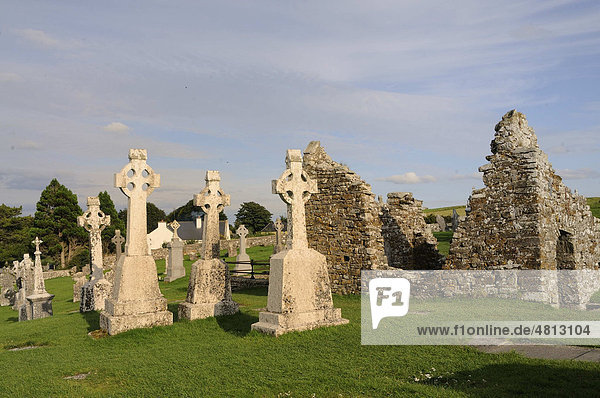 Hochkreuze bei den Klosterruinen Clonmacnoise am Shannon Midlands Republik Irland Europa