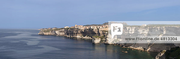 Felsenküste mit Blick nach Bonifacio  Straße von Bonifacio  Korsika  Frankreich  Europa