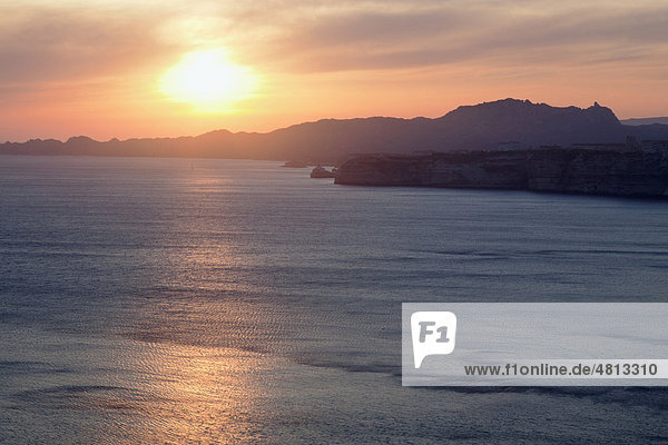 Sonnenuntergang über Bonifacio  Straße von Bonifacio  Korsika  Frankreich  Europa