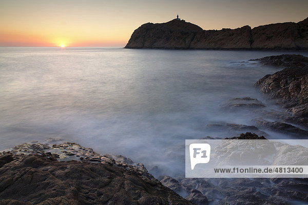 Halbinsel LíIle-Rousse mit dem Leuchtturm da le Pietra bei Sonnenuntergang  Korsika  Frankreich  Europa