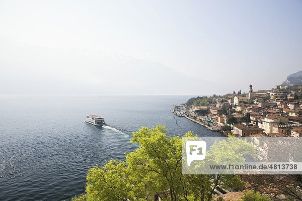 Aussicht auf die Bucht von Limone am Gardasee  Lombardei  Italien  Europa