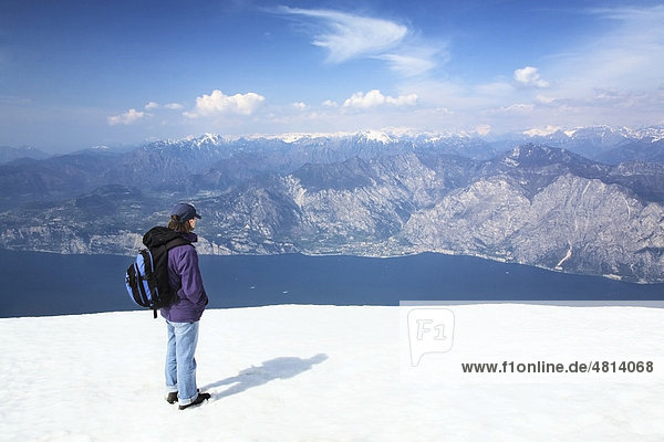 Bergwanderer genießt die Aussicht vom Monte Baldo auf den Gardasee und die Alpen  Gardasee  Lombardei  Italien  Europa