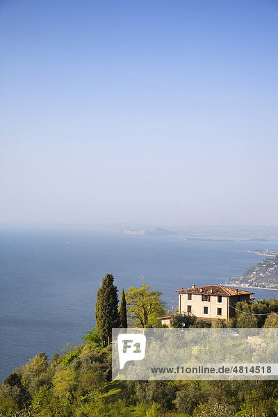 Haus mit Zypressen über dem Gardasee  Lombardei  Italien  Europa