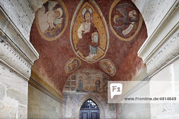 Fresken am Hauptportal der Stiftskirche  Feuchtwangen  Romantische Straße  Mittelfranken  Franken  Bayern  Deutschland  Europa