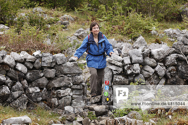 Frau wandert im Burren Nationalpark  County Clare  Republik Irland  Europa
