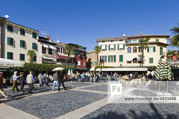 Touristen in einem Restaurant an der Promenade von Sirmione Gardasee Lago di Garda Lombardei Italien Europa