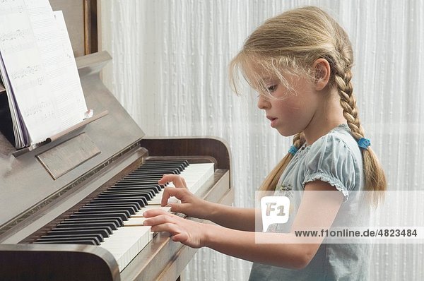 Mädchen beim Klavierspielen