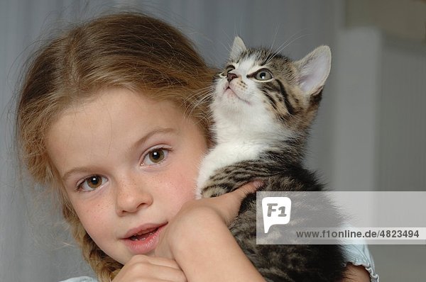 Mädchen hält ihr Haustier Katze  Portrait