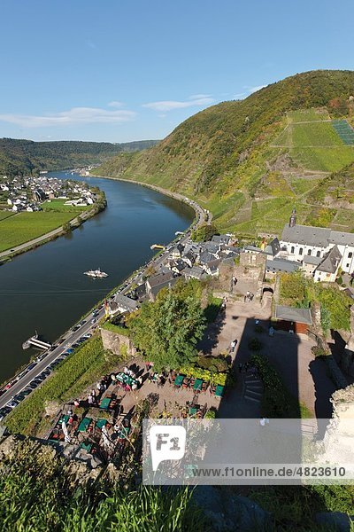Europa Deutschland Rheinland-Pfalz Blick auf Dorf und Kirche von Beilstein