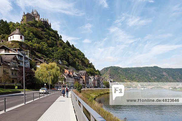 Europa  Deutschland  Rheinland-Pfalz  Mosel  Blick auf Straße und Schloss Reichsburg von Cochem