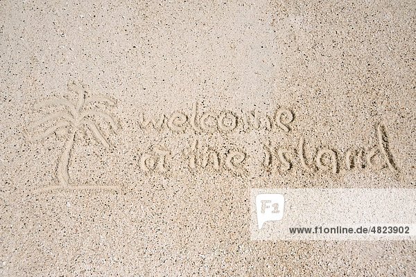 Asien  Indonesien  West Papua  Raja Ampat Inseln  Willkommensschild auf Sand geschrieben