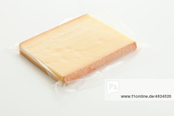 Verpackter Käse auf weißem Hintergrund