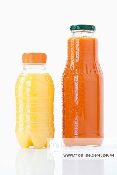 Karotten- und Orangensaftflasche auf weißem Hintergrund