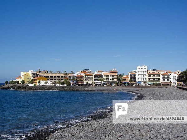 Spanien  Kanarische Inseln  La Gomera  La Playa  Blick auf Gebäude am Meer