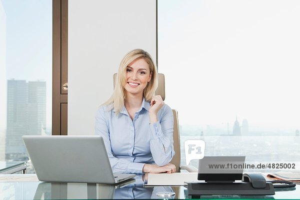 Geschäftsfrau im Büro  lächelnd  Portrait
