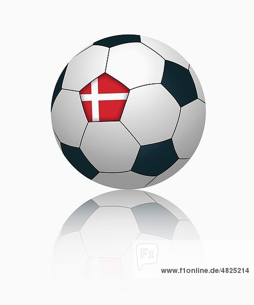 Dänische Flagge auf Fußball  Nahaufnahme