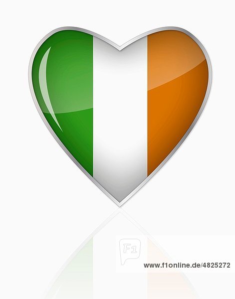 Republik Irland Flagge in Herzform auf weißem Hintergrund