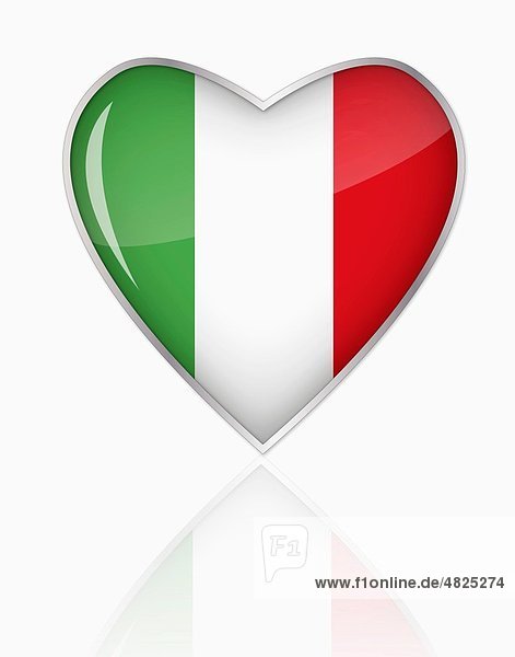 Italienische Flagge in Herzform auf weißem Hintergrund
