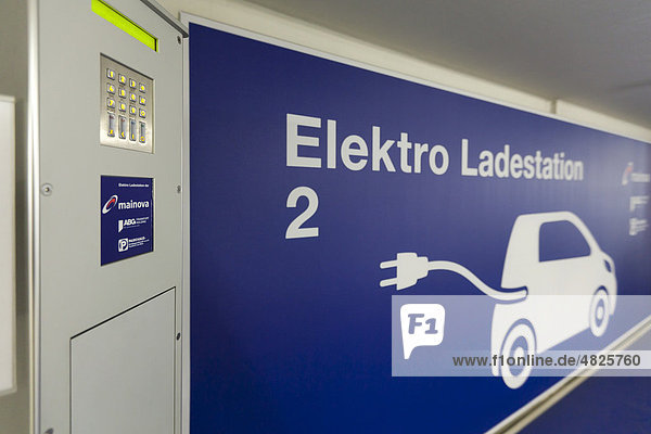Ladestation für Elekroautos in einem Parkhaus  Frankfurt  Hessen  Deutschland  Europa