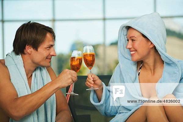 Italien  Südtirol  Paar genießt Drink im Hotel urthaler