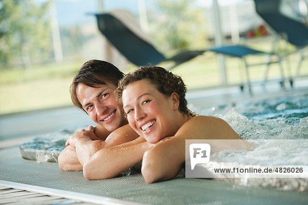 Italien  Südtirol  Paar im Schwimmbad des Hotels urthaler