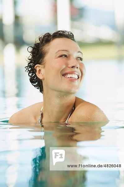 Italien  Südtirol  Frau im Schwimmbad des Hotels urthaler  lächelnd