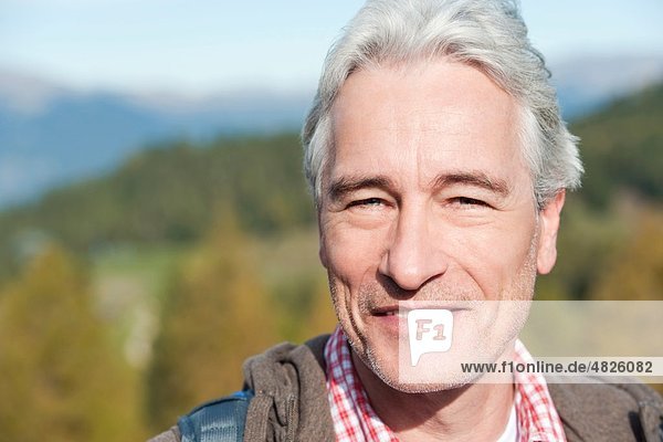Italien  Südtirol  Reifer Mann lächelnd  Portrait