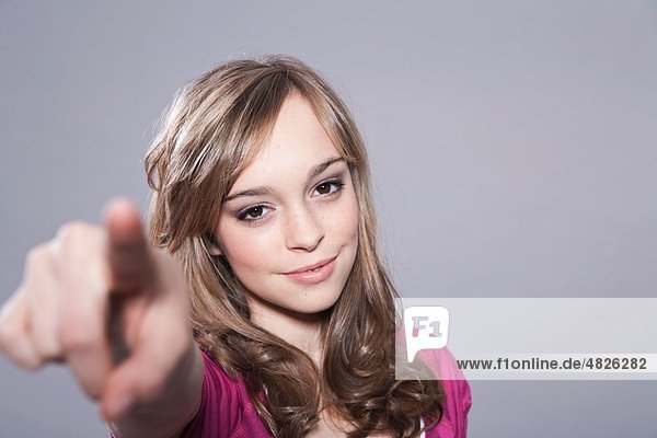 Teenager-Mädchen mit Zeigefinger  Portrait