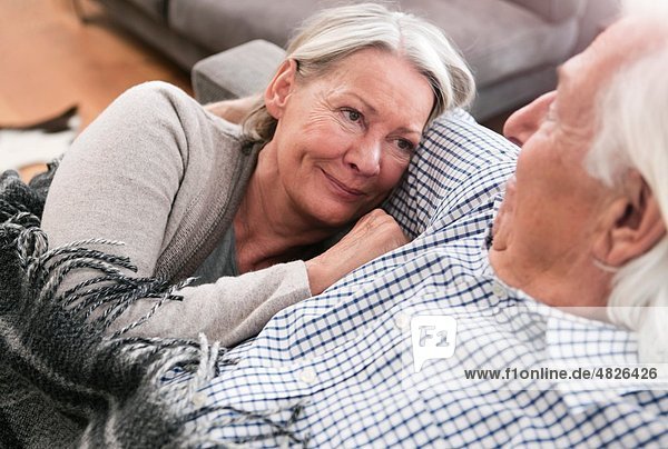 Deutschland  Wakendorf  Seniorenpaar lächelnd