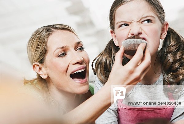 Deutschland    Mutter füttert Torte an Tochter