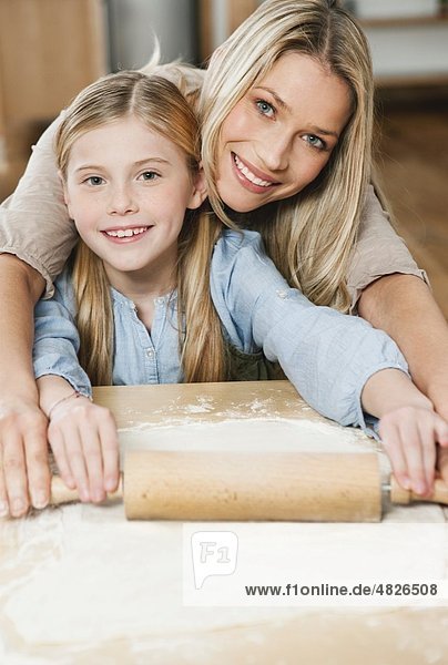 Deutschland    Mutter und Tochter rollenden Teig  lächelnd  Portrait