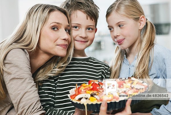 Deutschland    Mutter und Kinder mit Pizza in der Küche