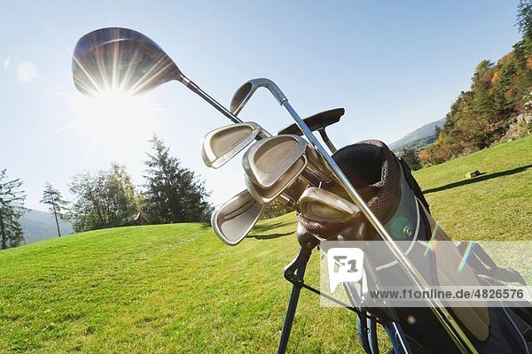 Italien  Kastelruth  Golfschläger in Golftasche auf dem Golfplatz