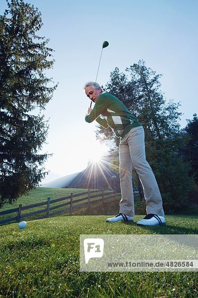 Italien  Kastelruth  Reifer Mann beim Golfspielen auf dem Golfplatz