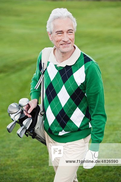 Italien  Kastelruth  Reifer Mann auf dem Golfplatz  lächelnd
