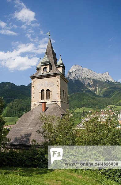 Österreich  Steiermark  Eisenerz  Pfaffenstein  Schichtturm  Gebäudeansicht mit Berg im Hintergrund